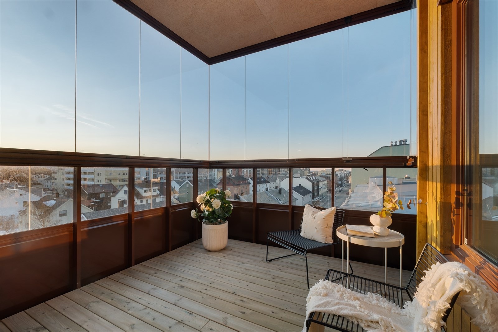 Terrasse med tredekke gir en varm og innbydende atmosfære. Galleribilde