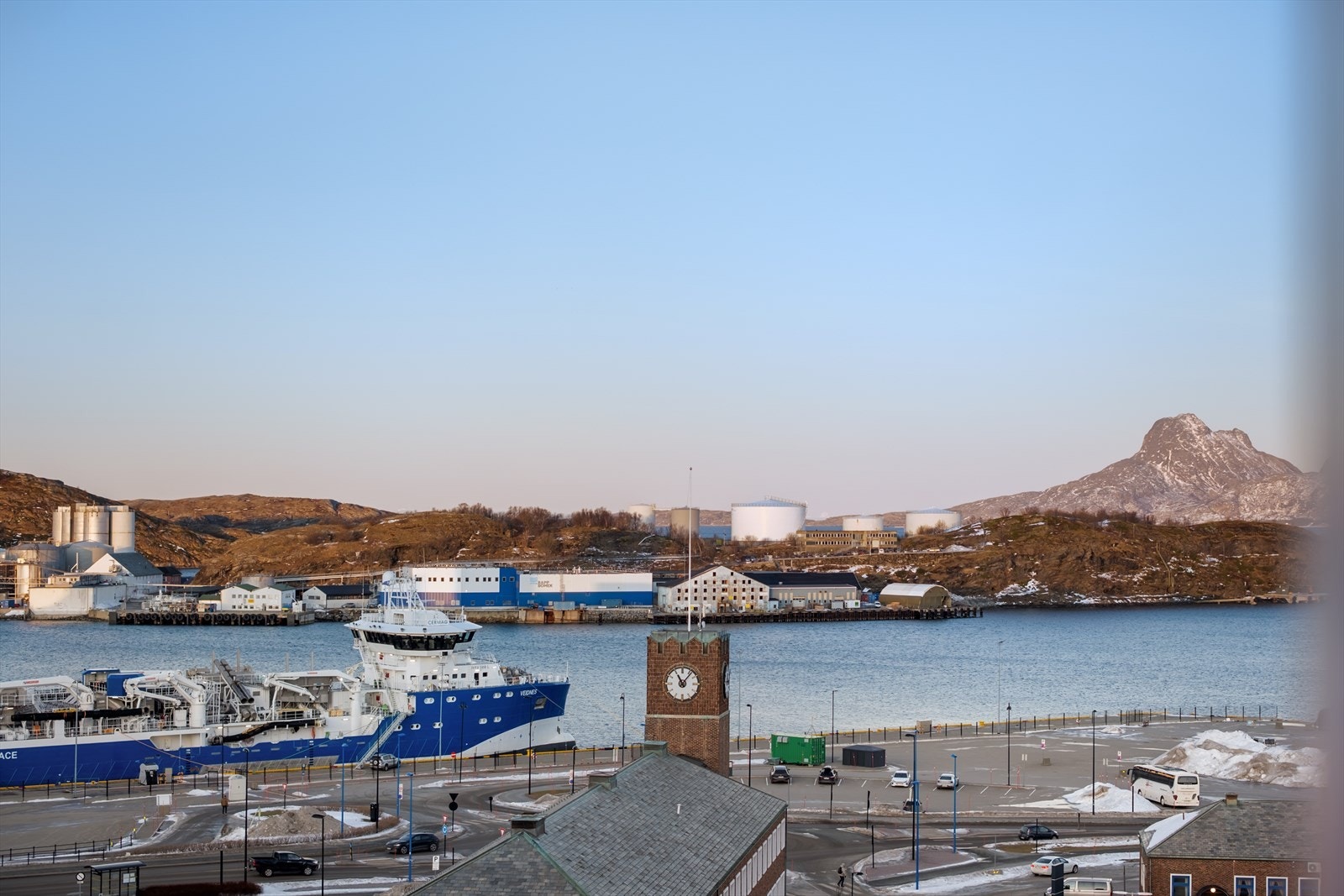 Sjøutsikt med skip og fjell i bakgrunnen skaper et naturskjønt perspektiv. Galleribilde