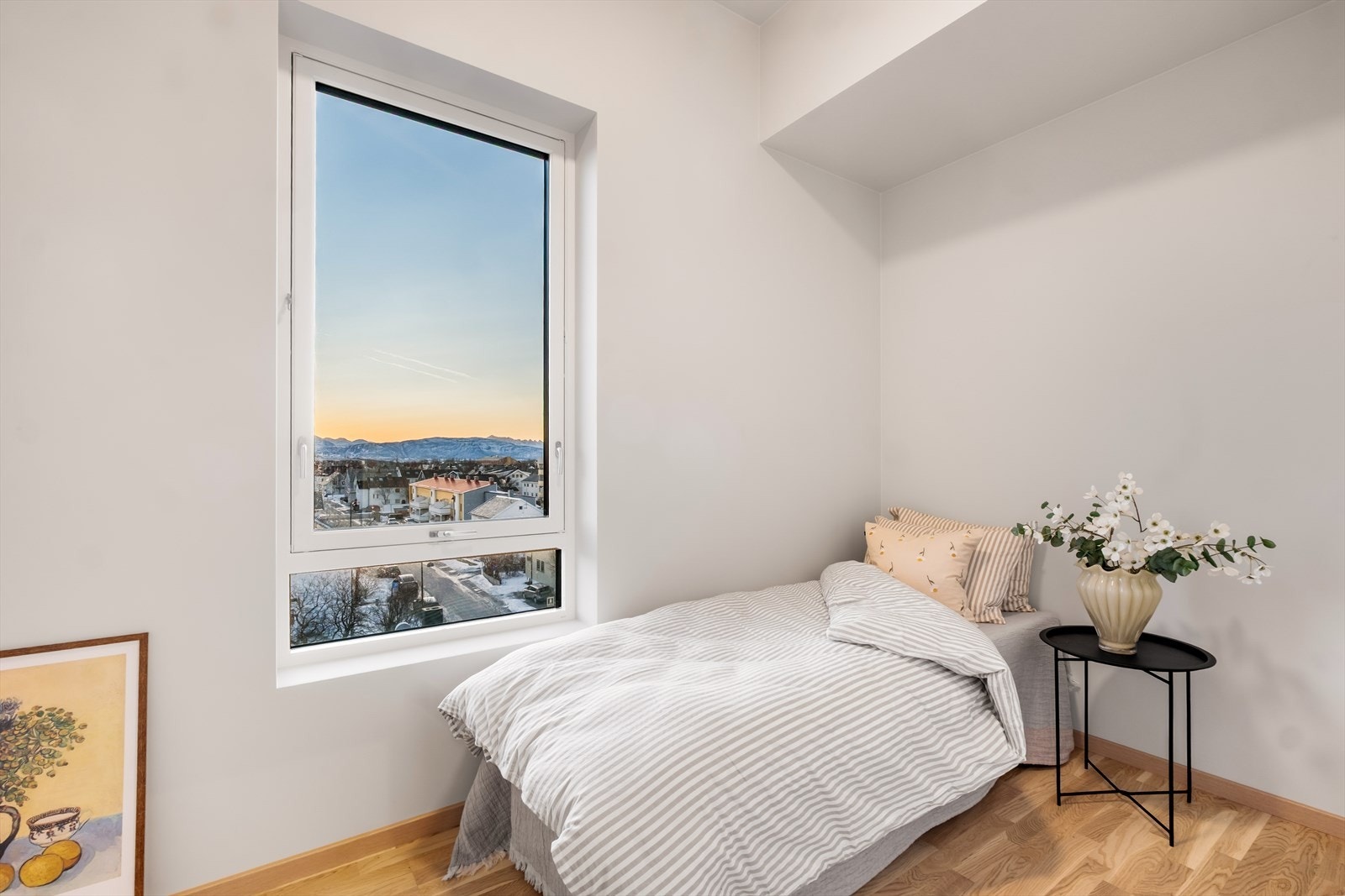 Utsikt mot fjellene fra soverommet gir en følelse av åpenhet. Galleribilde