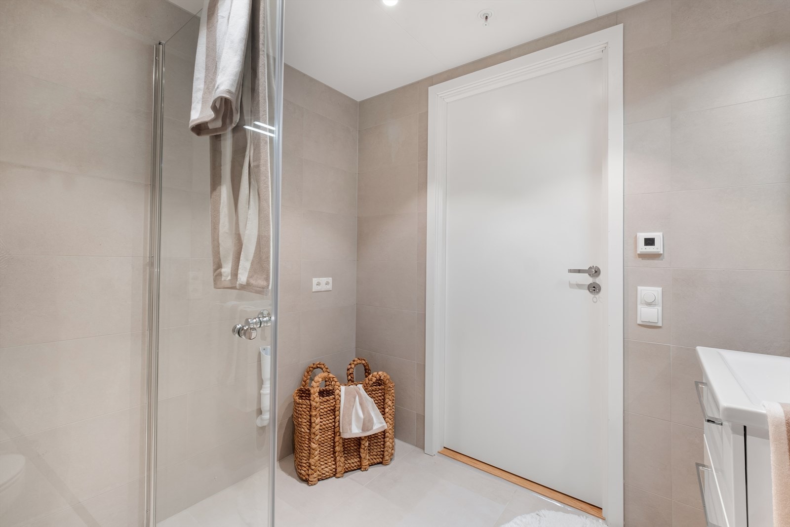 Inngangsdør med enkel tilgang til badet kompletterer rommets funksjonalitet. Galleribilde