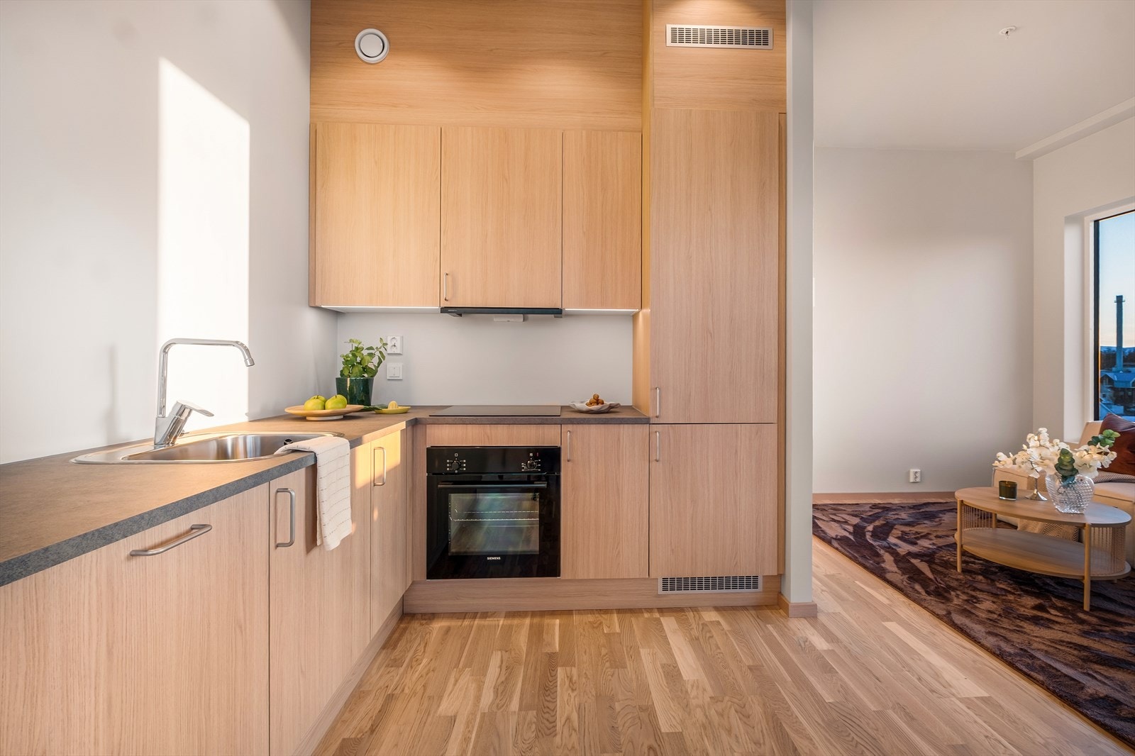 Direkte forbindelse til stuen gir en åpen løsning mellom kjøkken og oppholdsrom. Galleribilde