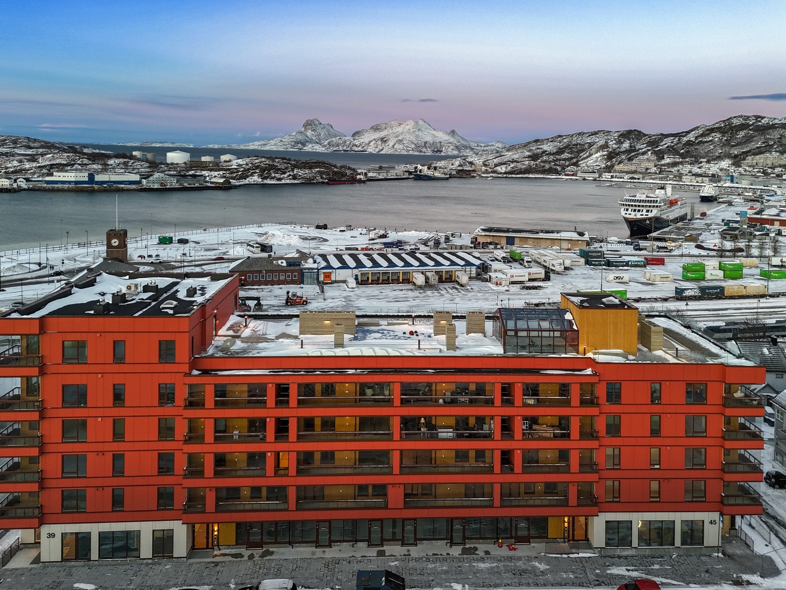 Bygningen har en moderne fasade med sjøutsikt fra flere etasjer. Galleribilde