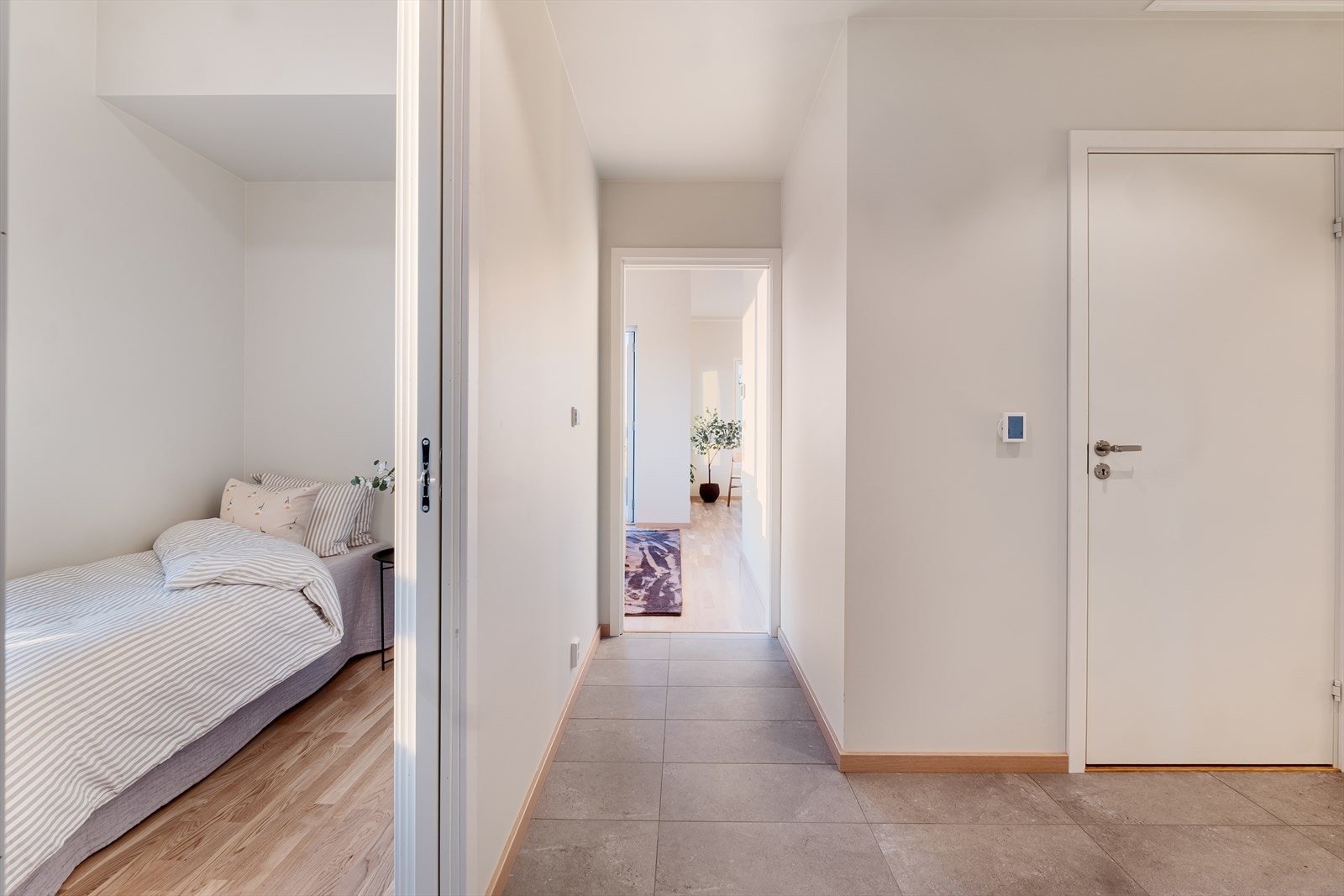 Flislagt gulv i entréen gir et praktisk og stilrent inngangsparti. Galleribilde