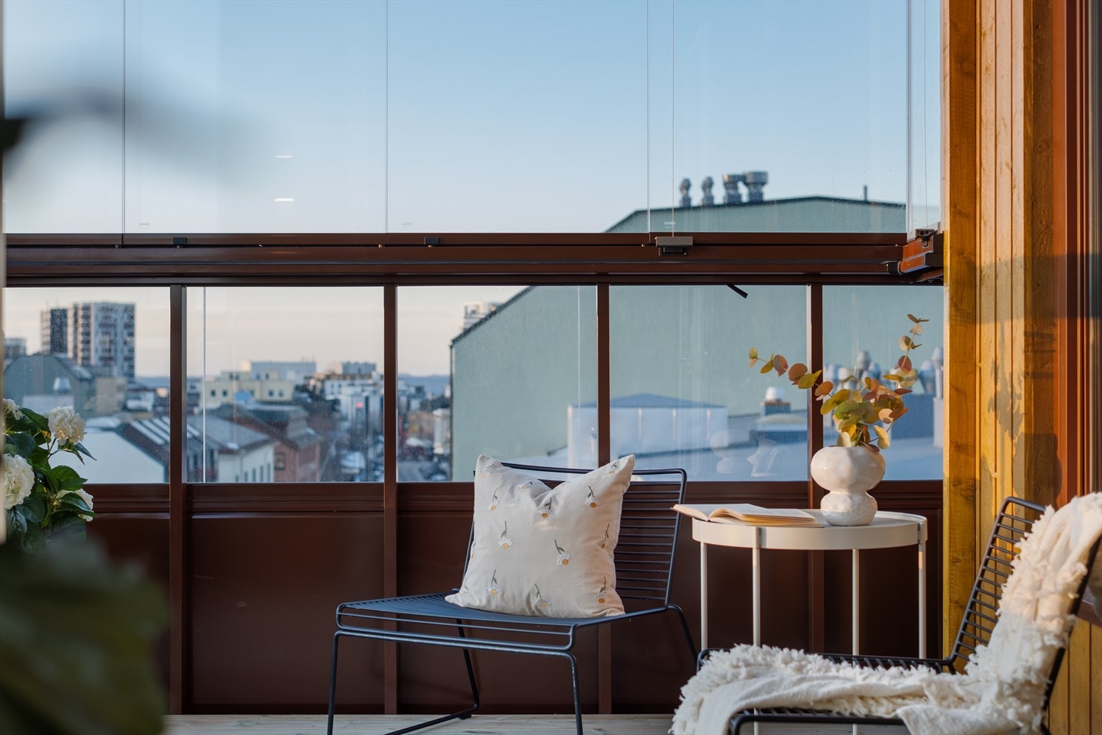 Utsyn mot bylandskapet fra den innglassede terrassen skaper en luftig følelse. Galleribilde