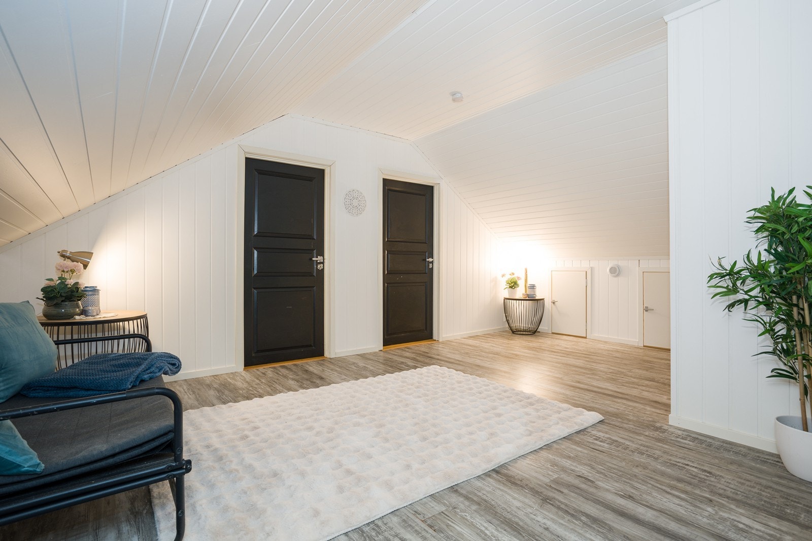 I loftsetasjen finner man et innredet rom i bruk som ekstra stue. Galleribilde