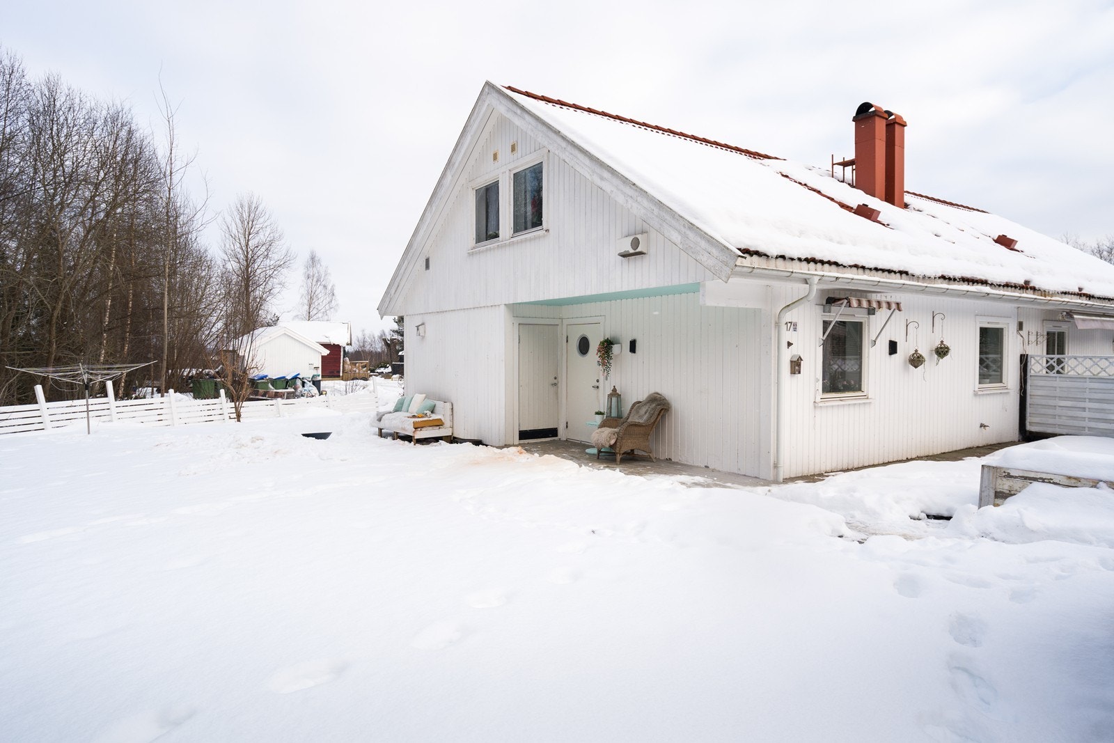 Beliggenheten egner seg godt for familier, i trygge omgivelser med kort gange til skole, barnehager og stor idrettshall. Galleribilde