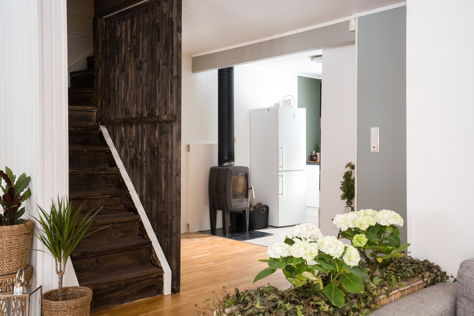 Kjøkkenet er direkte tilknyttet stuen, med peisovn, god skapplass og dels integrerte hvitevarer. Galleribilde