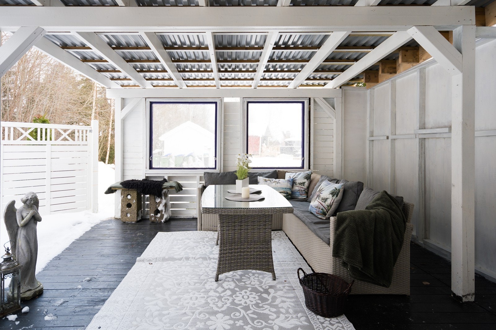 Fra stuen er det utgang til en delvis innebygd terrasse med overbygg, belysning og et areal på ca. 44 kvm. Galleribilde