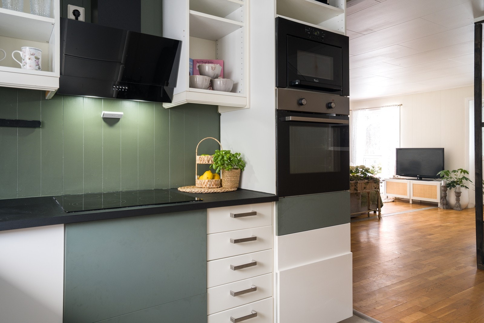 Ovnene er praktisk plassert i et høyskap, og over kokesonen har kjøkkenet en ventilator med kullfilter og belysning. Galleribilde