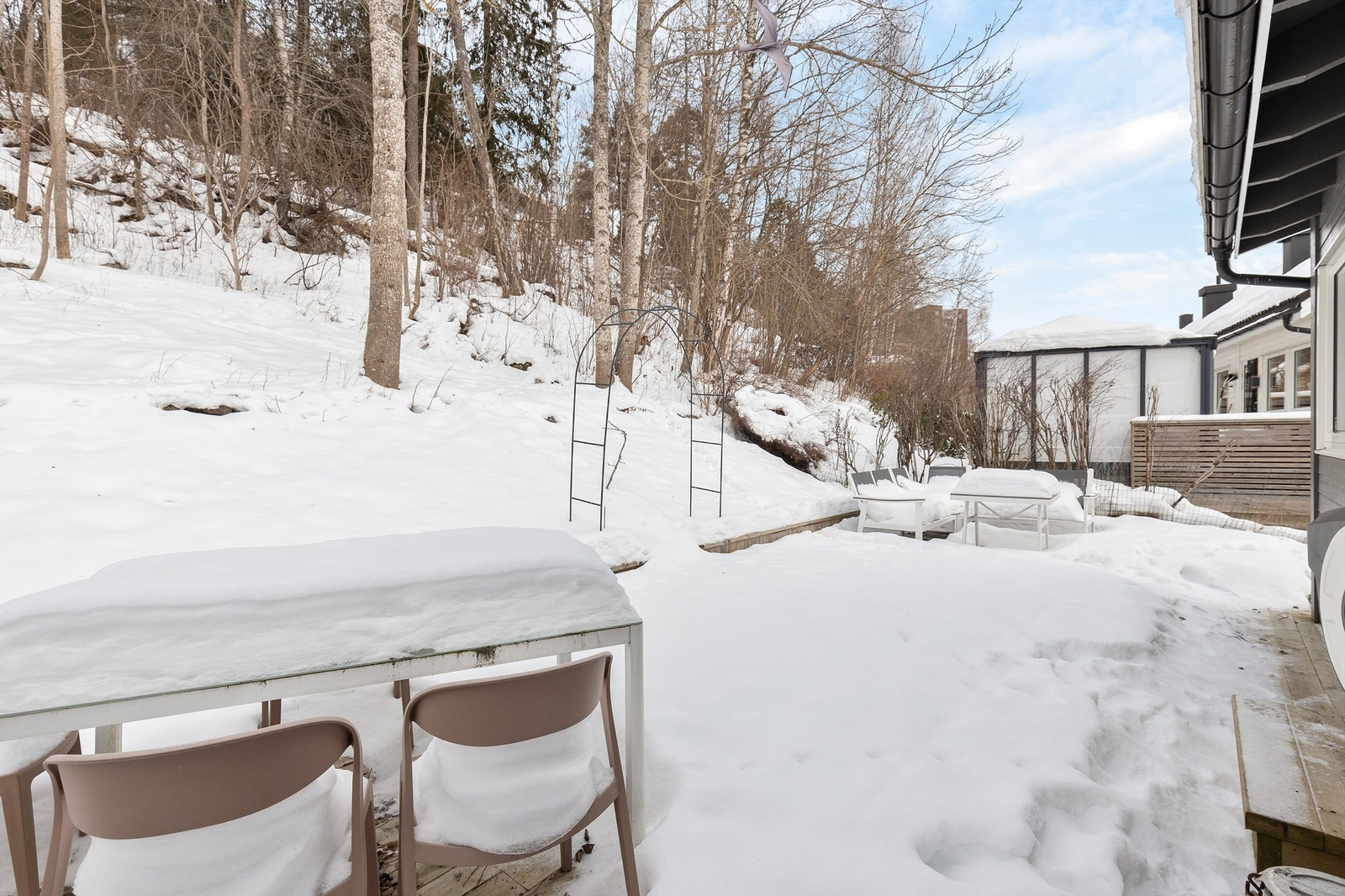 Boligen har en privat og usjenert hage som grenser direkte til skogen. Galleribilde