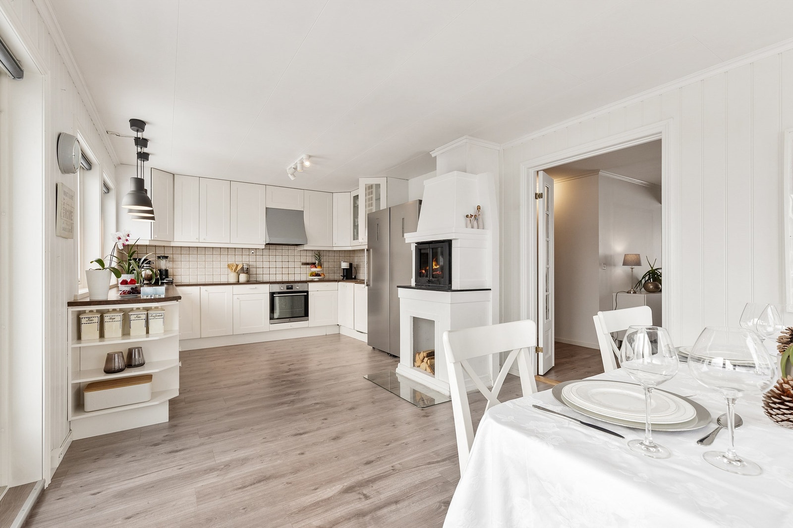 Den delvis åpne løsningen mellom kjøkken og spisestue skaper et sosialt og innbydende allrom. Galleribilde