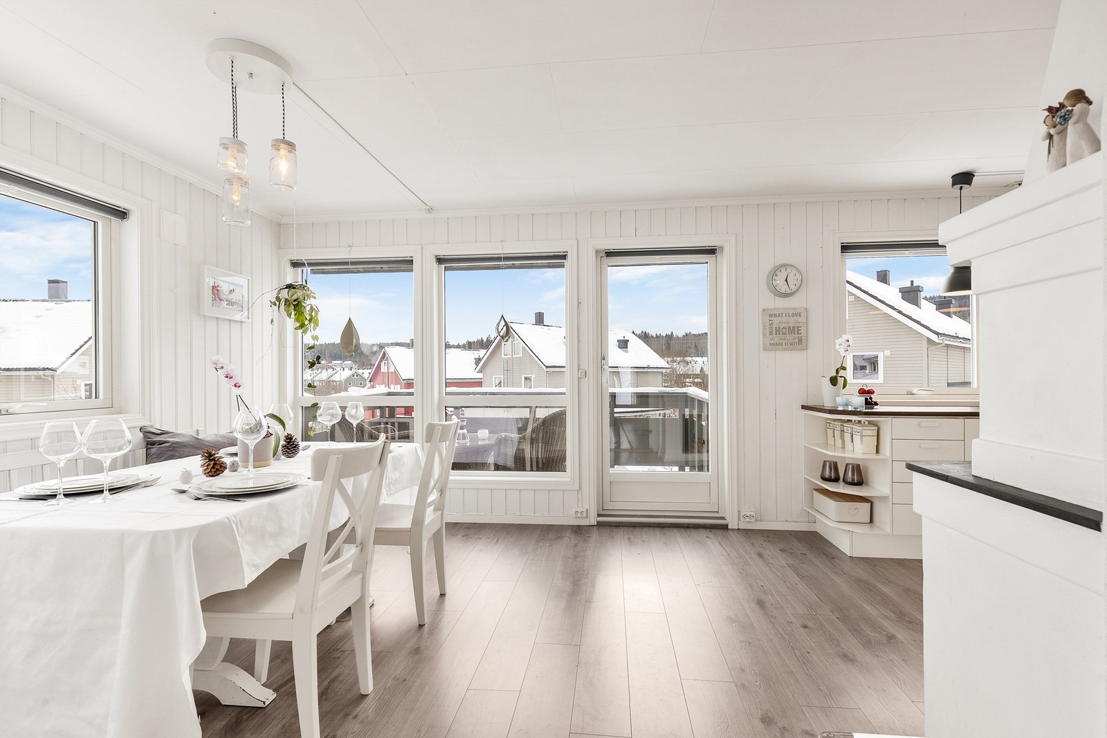 Fra kjøkkenet er det utgang til en balkong på 6 kvm. Galleribilde