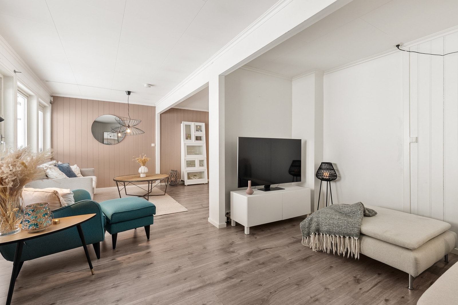 Etasjen er boligens sosiale samlingspunkt, og har en åpen planløsning mellom stue og TV-stue, samt en generøs takhøyde på 2,38 meter. Galleribilde