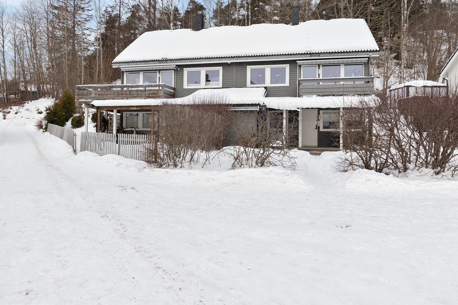 Boligen byr på 3 uteplasser, direkte adkomst til marka og rikt lysinnslipp gjennom store vindusflater. Galleribilde