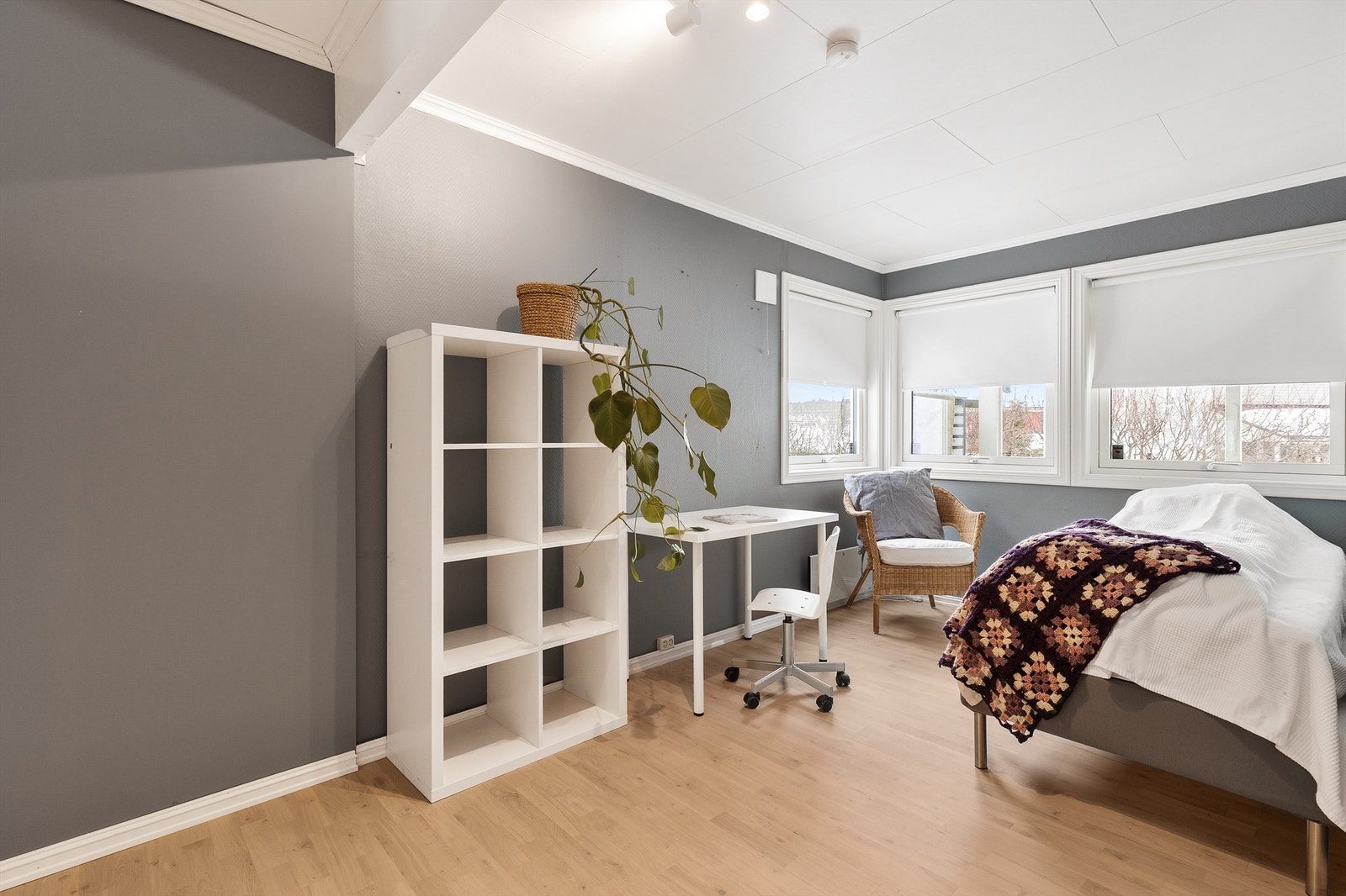 Boligens andre soverom har god plass til dobbeltseng, tilhørende nattbord og kommode. Galleribilde