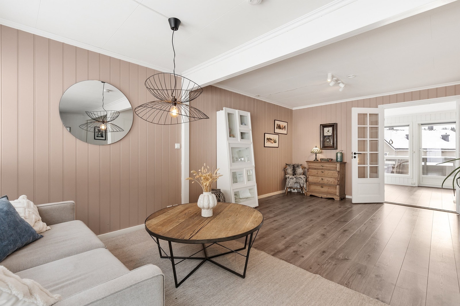 Boligen har en gjennomgående og lys stil med laminatgulv i de fleste oppholdsrom. Galleribilde