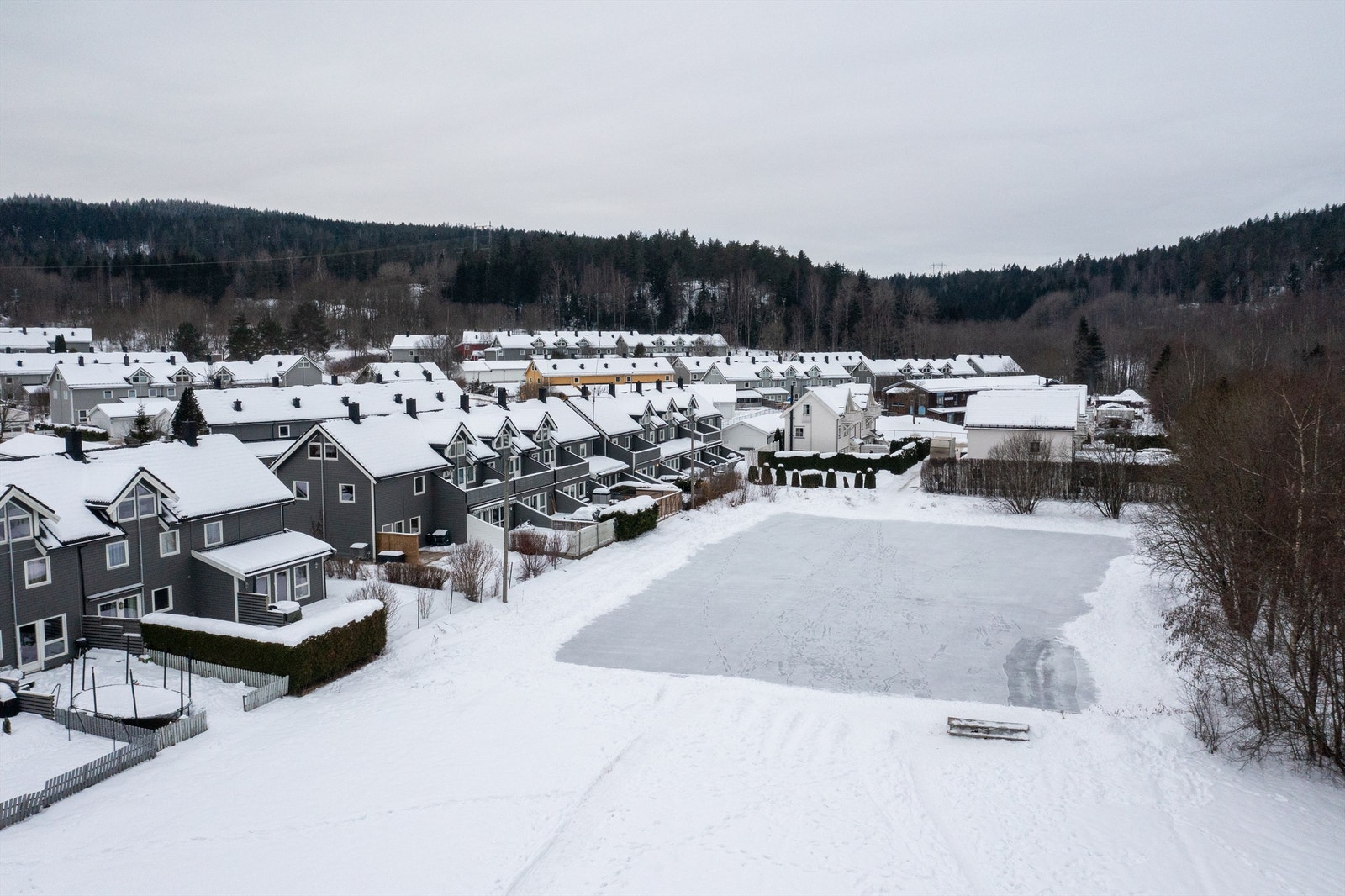 På vinterstid er det etablert skøytebane på grusbanen for lek og moro. Galleribilde