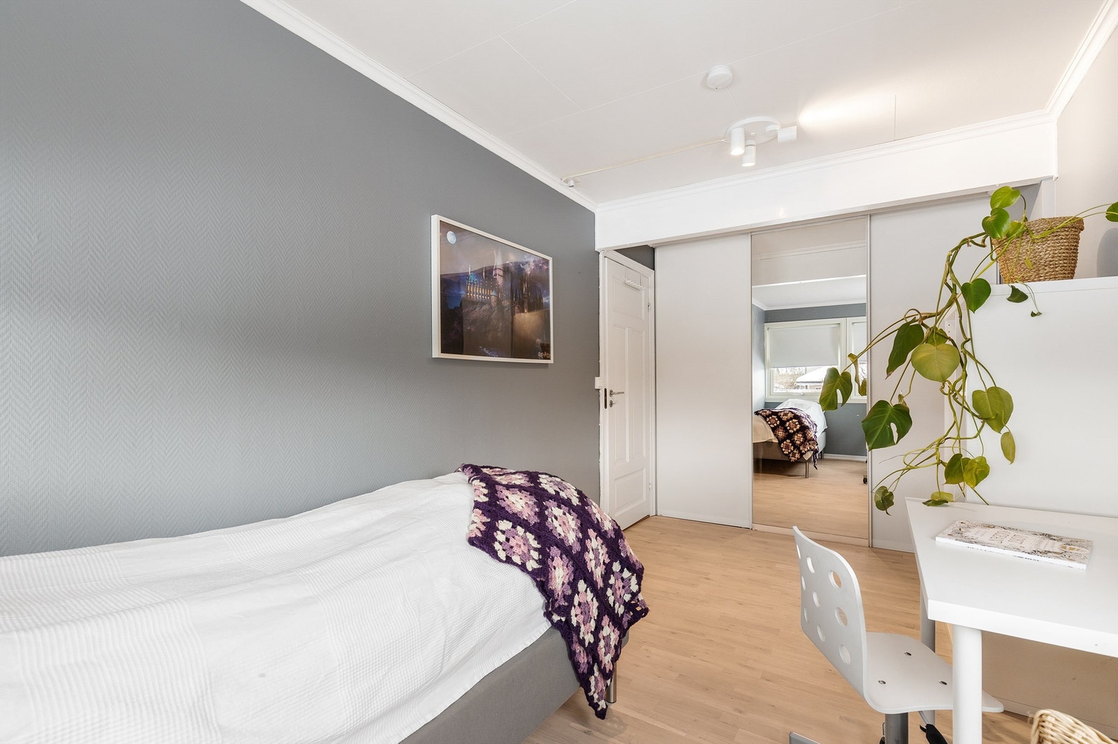 Også her er det rikelig med oppbevaringsplass i en romslig skyvedørsgarderobe. Galleribilde