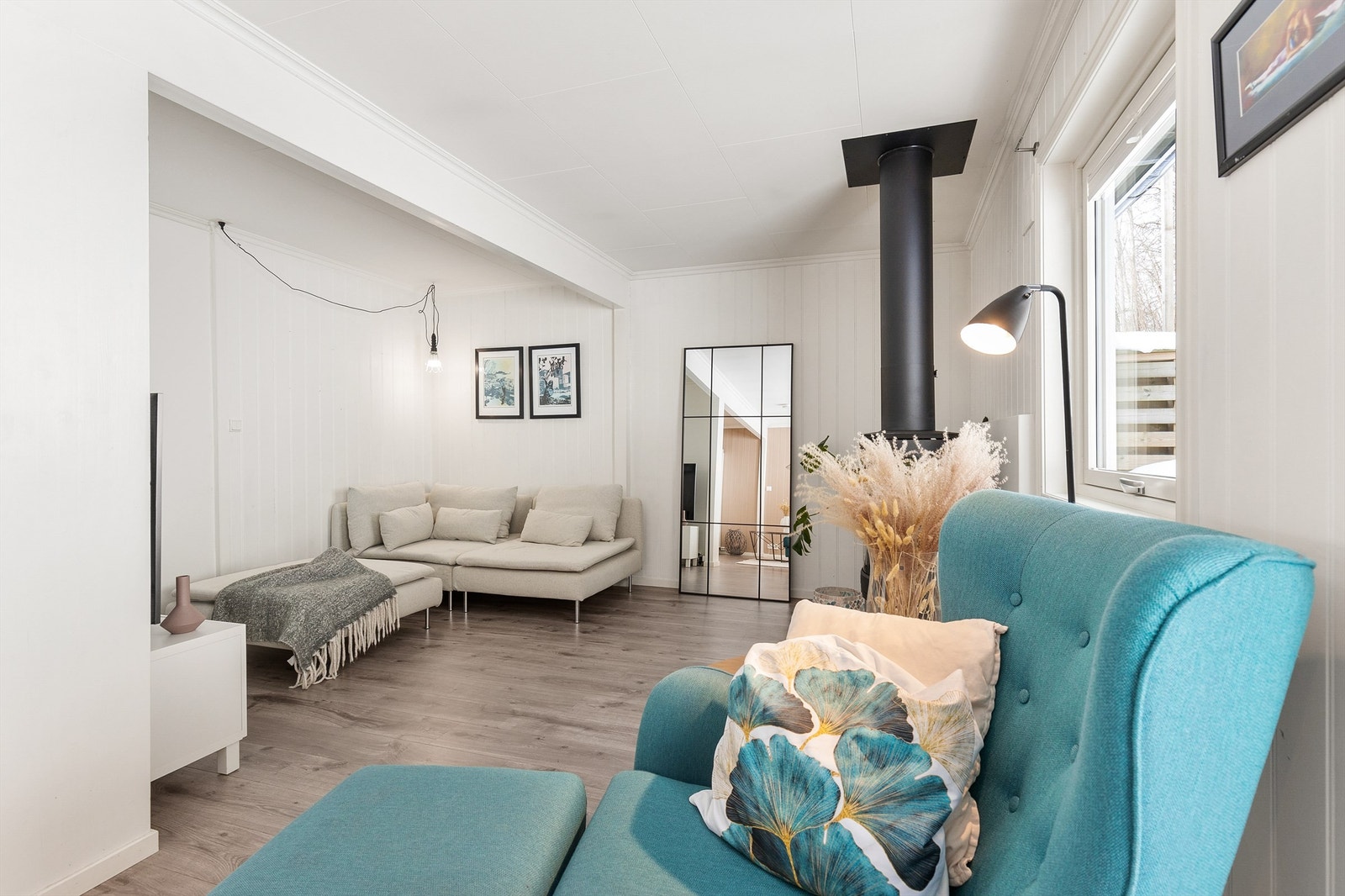 I 1. etasje er det egen TV-stue med peis, en svært hyggelig avslapningssone. Galleribilde