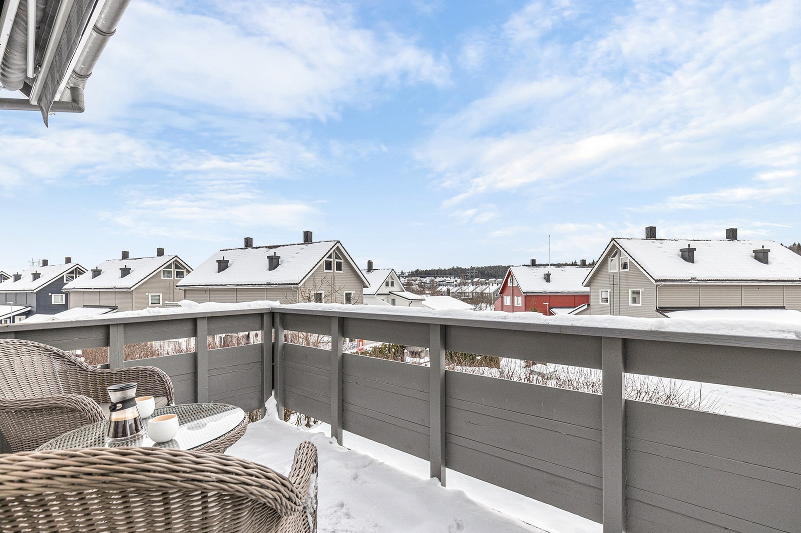 Balkongen er sydvendt, og har plass til en sittegruppe eller annet ønskelig utemøblement. En herlig plass å nyte frokosten på årets varmere dager. Galleribilde