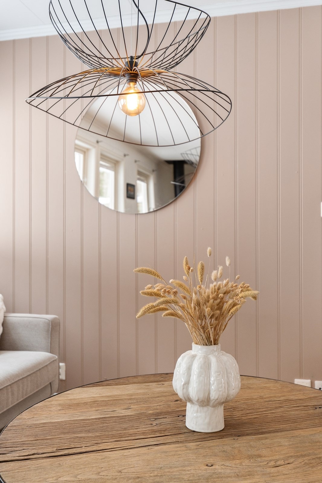 Vegger med malte plater og panel gir en lun og helhetlig stil. Galleribilde