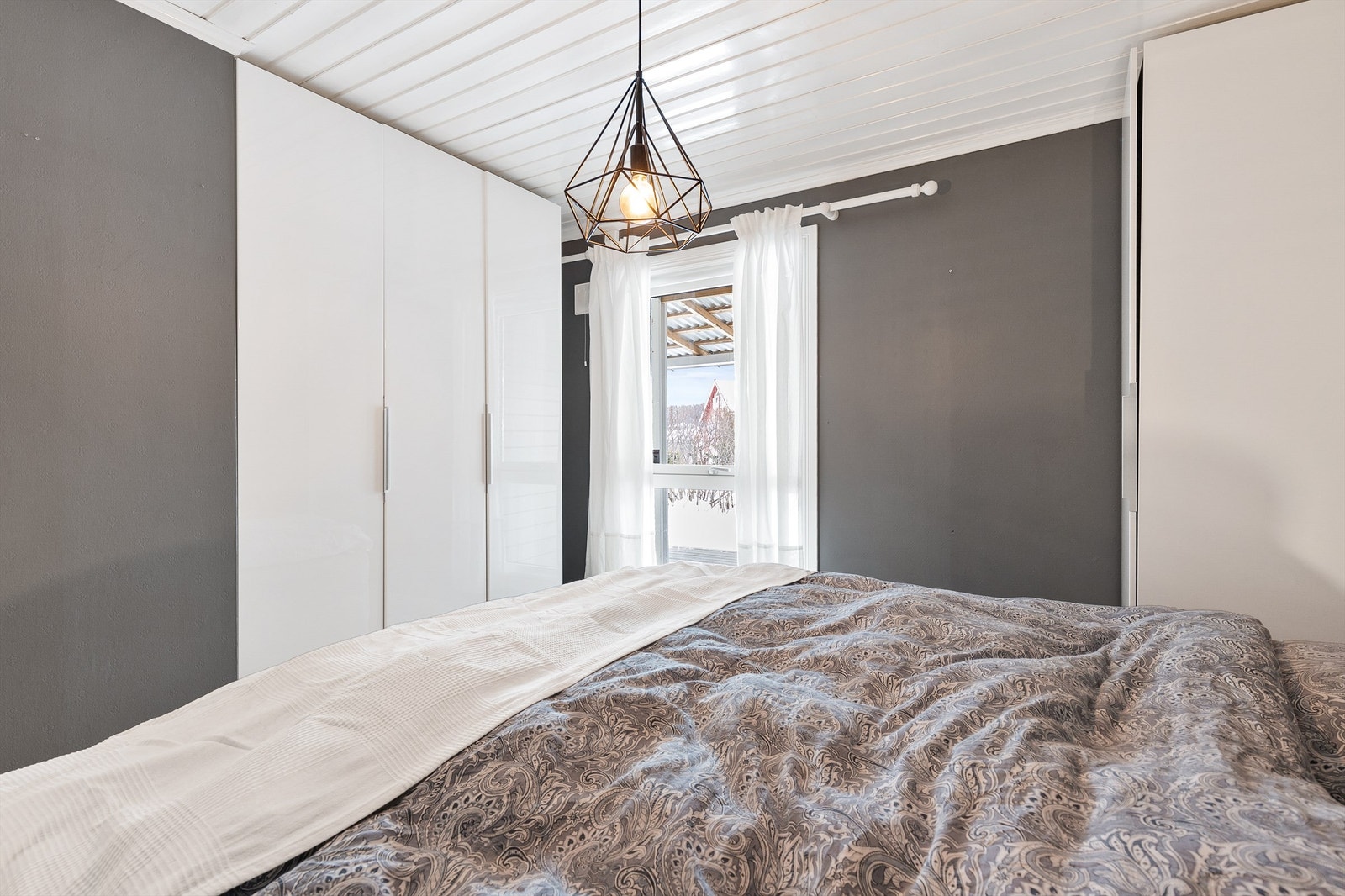 Her er det rikelig med oppbevaring i et romslig garderobeskap. Galleribilde