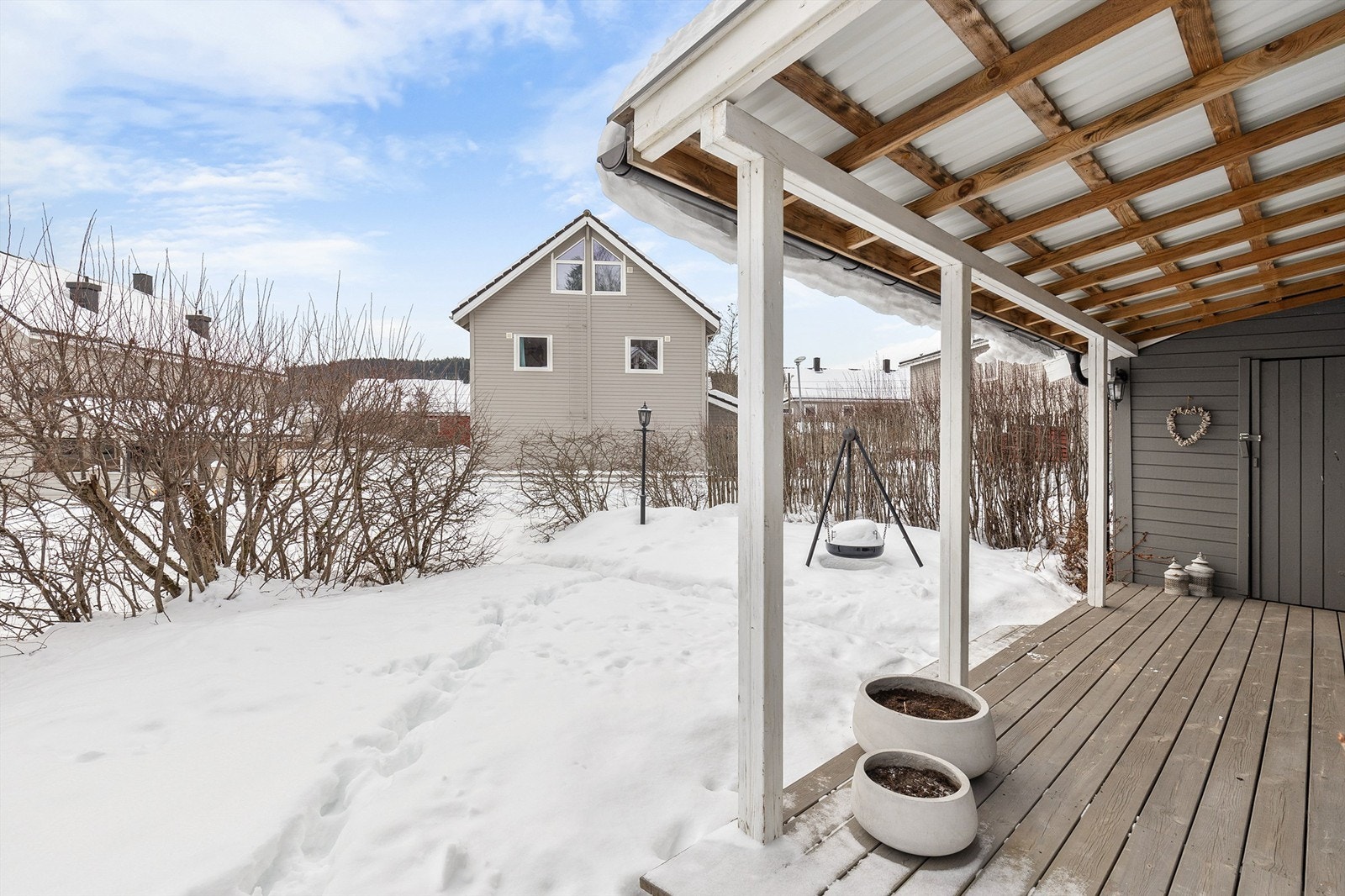 Boligen har flere uteområder, inkludert plattinger og terrasser på begge sider av huset. Galleribilde