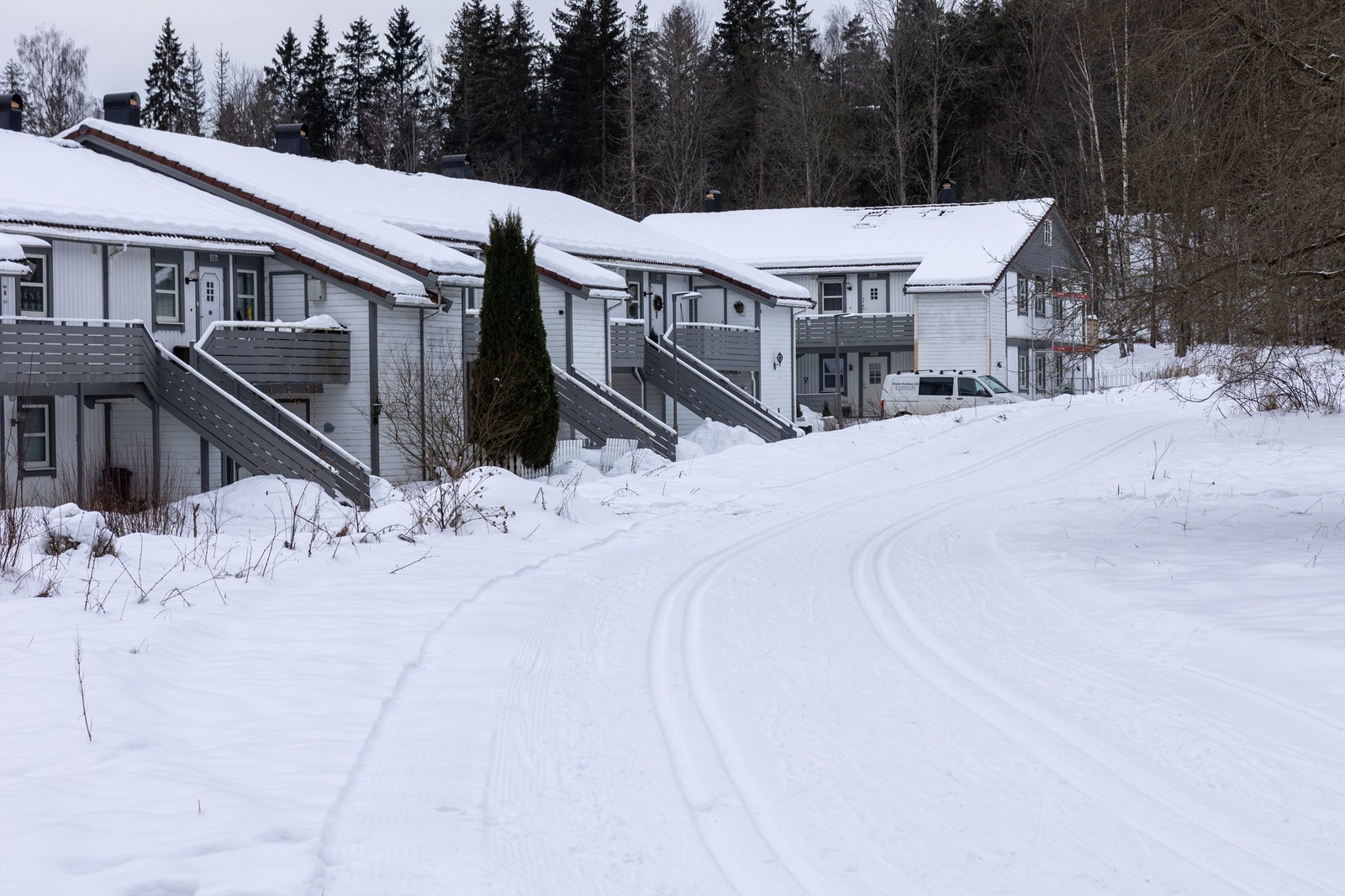 Opptrykte skiløyper som går direkte til marka. Galleribilde