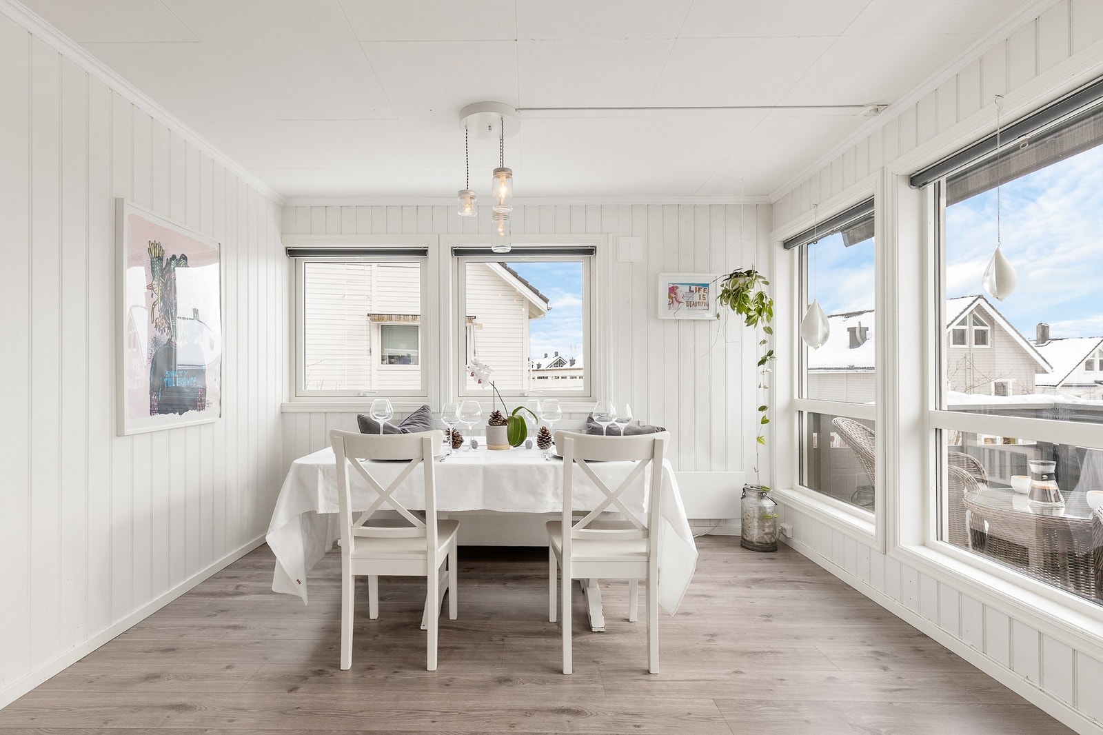 Det er god plass til en spisegruppe om ønskelig. Rommet har store vindusflater med utvendige screens for effektiv solskjerming. Galleribilde