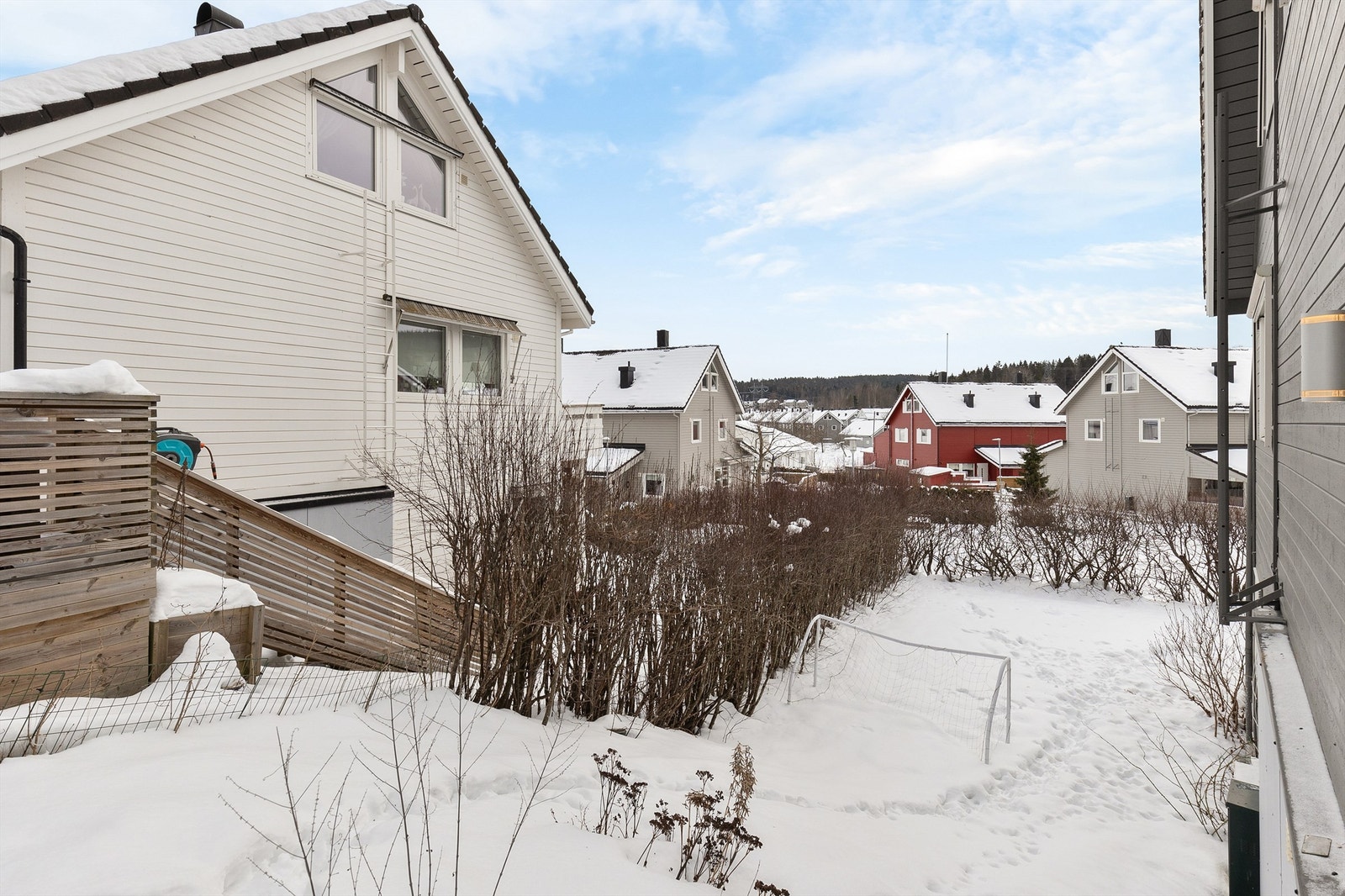 Hagen strekker seg langs hele boligen. Nærområdet byr på umiddelbar nærhet til marka, perfekt for tur og rekreasjon. Galleribilde