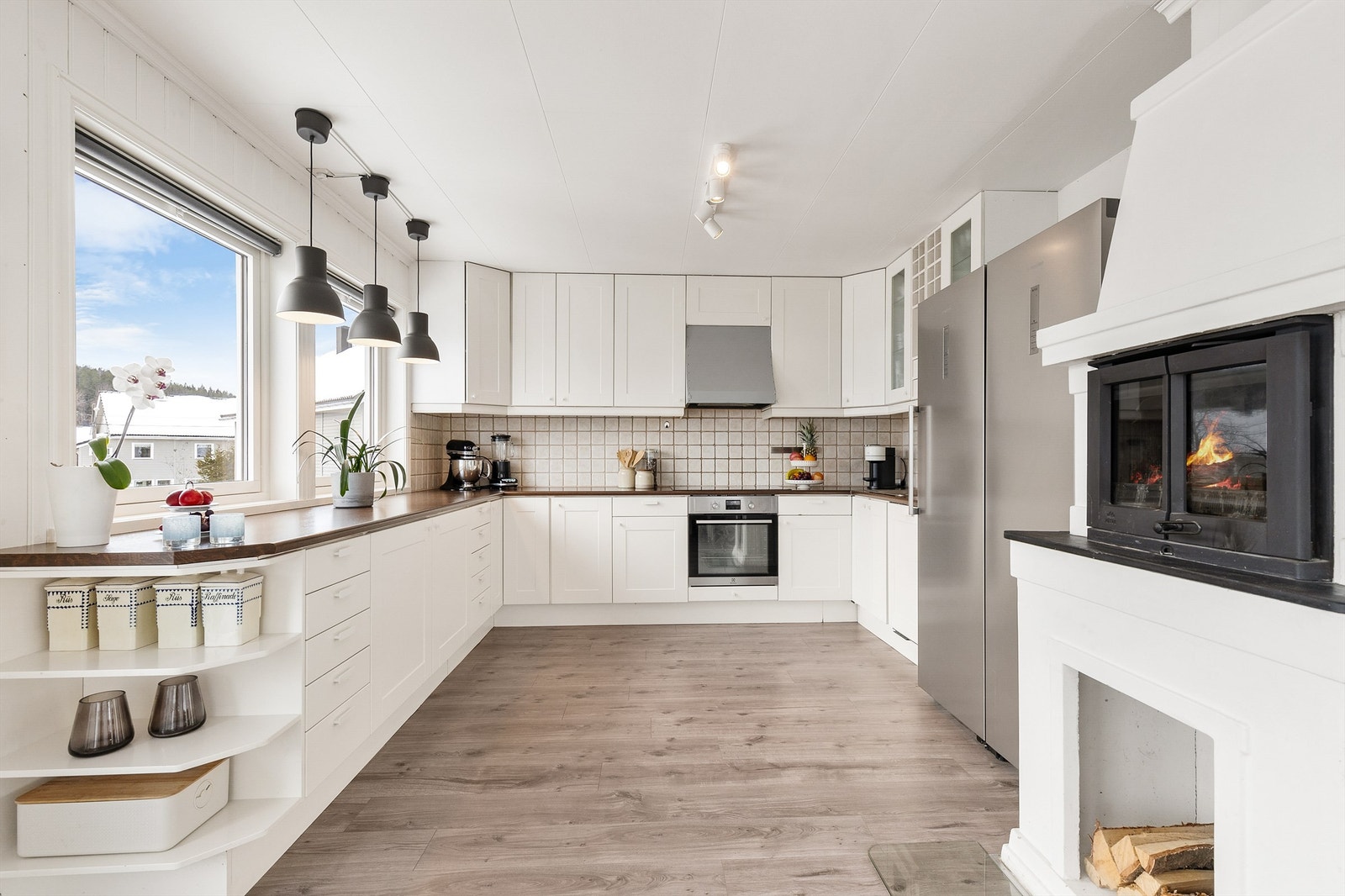 Kjøkkenet er for mange det viktigste rommet, og er her holdt i en delvis åpen løsning, som likevel er en egen sone for matlaging. Kjøkkenet har peis med innsats som luner på kjølige deler av året. Galleribilde