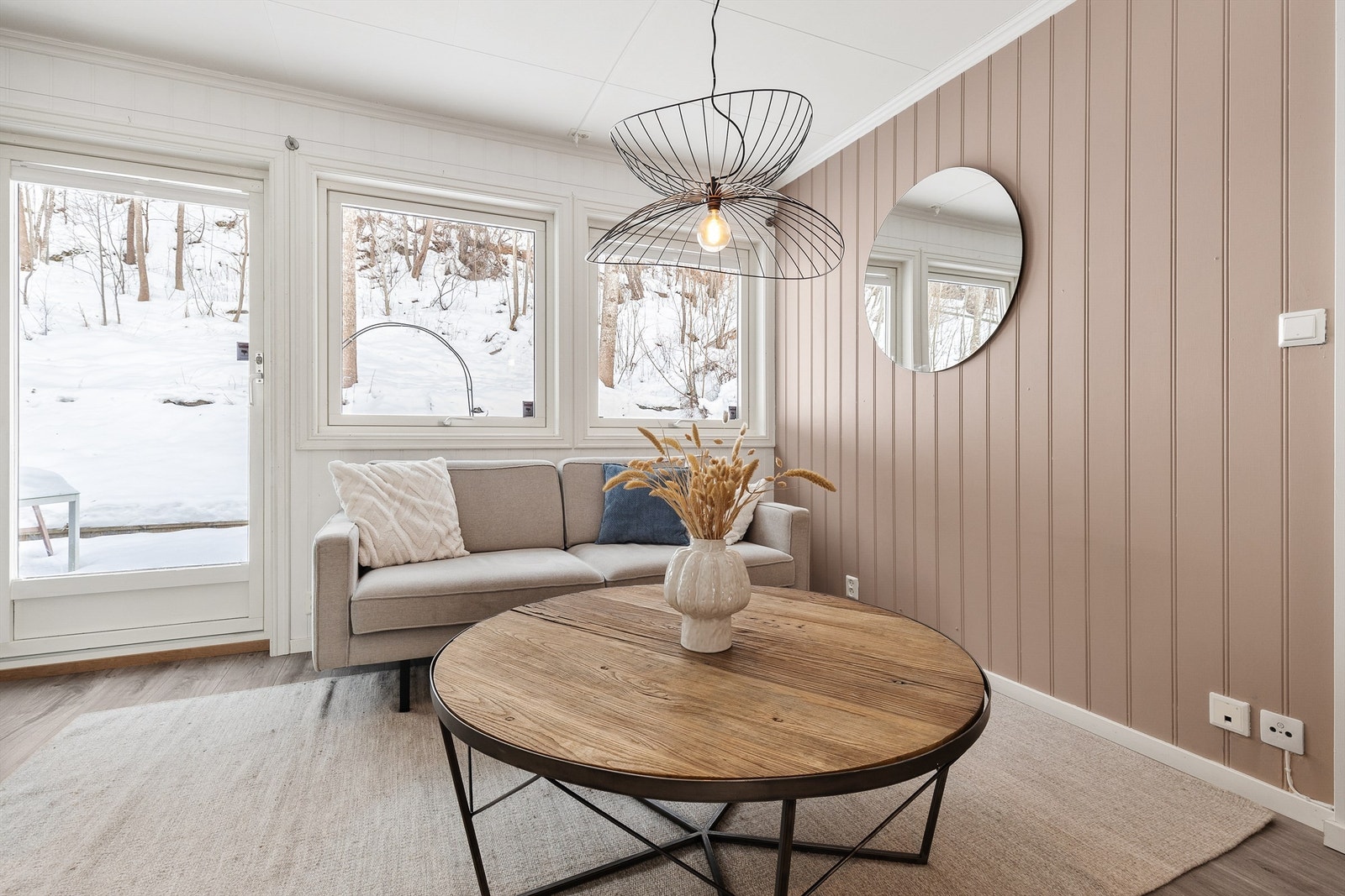 Fra stuen er det utgang til den store, nordvendte terrassen og den private hagen. Galleribilde