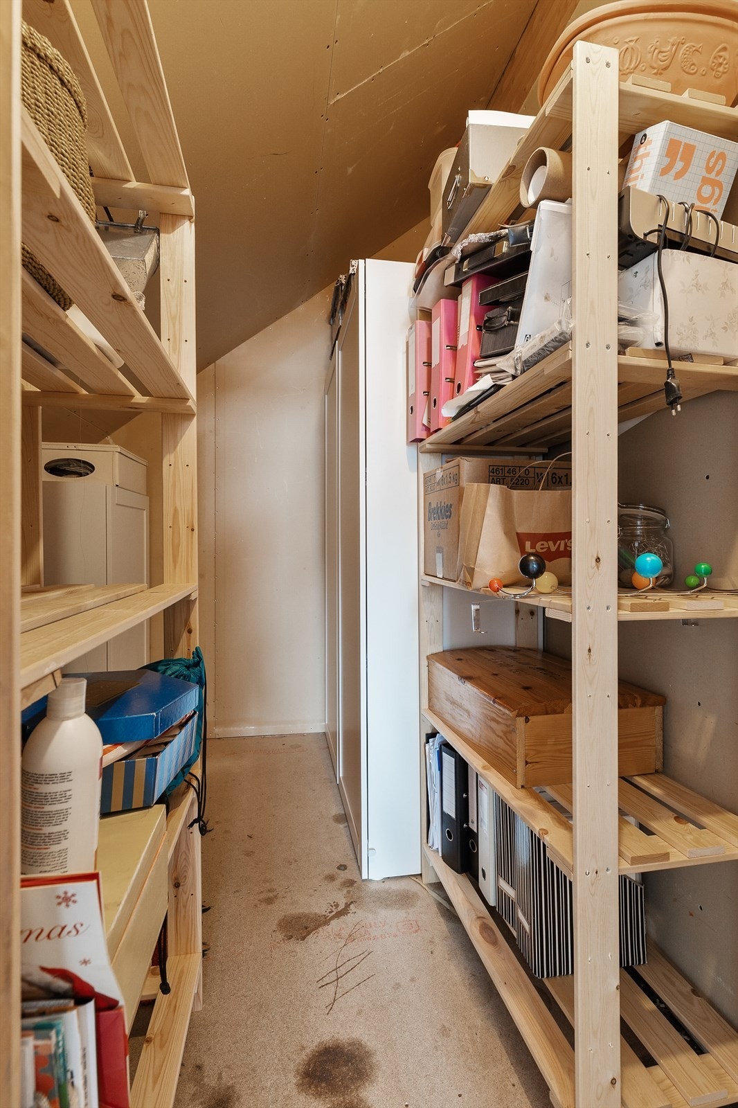 Boligen har rikelig med lagringsplass, med to romslige inneboder, to kryploftsboder og en utstyr/redskapsbod, samt stor hems over garasjen, med adkomst via luke i garasjen. Galleribilde