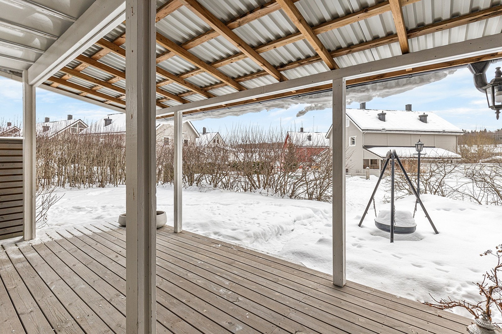 Fra uteplassen er det utsikt over det rolige og familievennlige boligområdet. Galleribilde