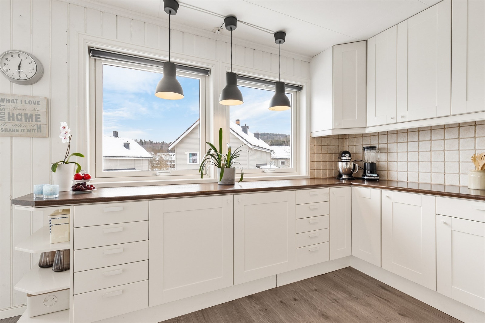 Kjøkkeninnredningen er lys og stilren med glatte fronter og laminat benkeplate med nedfelt vaskekum. Galleribilde