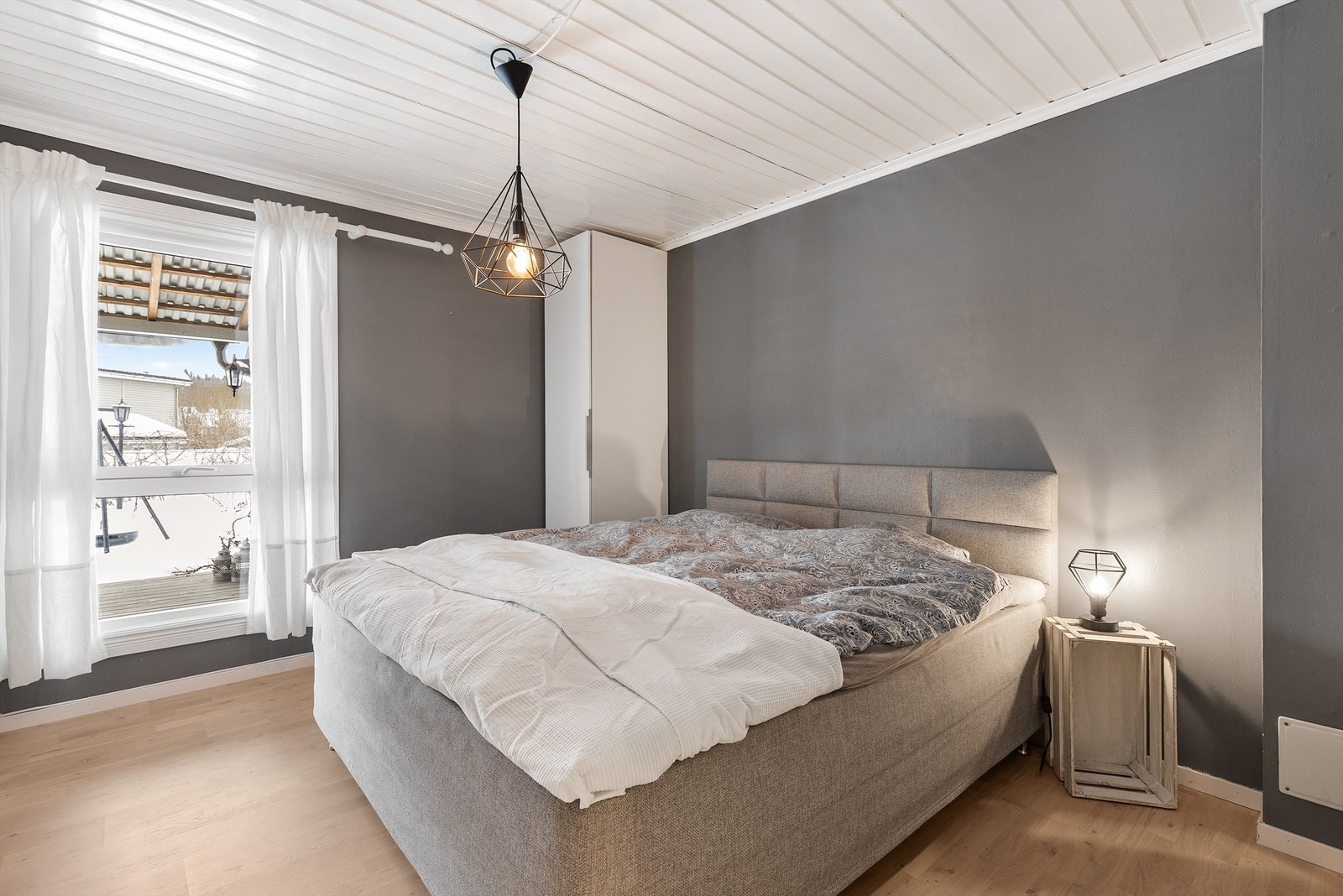 Hovedsoverommet har god plass til dobbeltseng og garderobeskap. Galleribilde