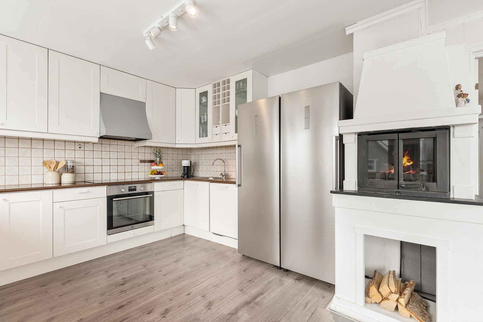 Av integrerte hvitevarer er det oppvaskmaskin, platetopp og stekeovn. Kjøkkenventilator over kokeplass. Galleribilde