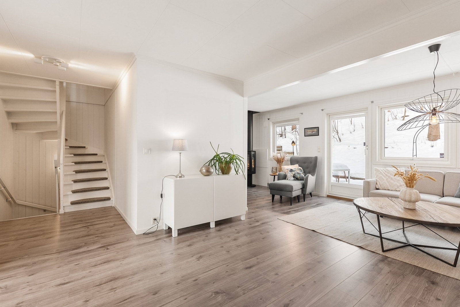 Den sosiale sonen i første etasje er romslig, med trappeforbindelse til begge de andre planene. Galleribilde