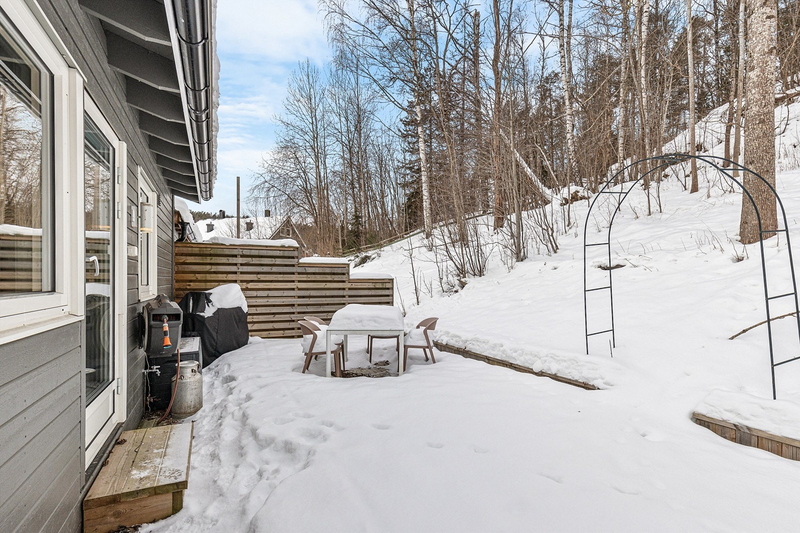 Den nordvendte terrassen på ca. 40 m² har nylagt terrassebord og god plass for utemøbler. Galleribilde