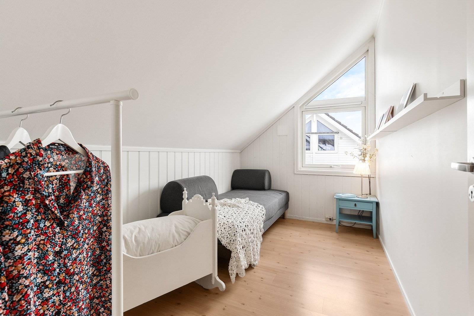 Soverommene i andre etasje har en takhøyde på opptil 2,74 meter på det høyeste, som gir en luftig følelse. Galleribilde