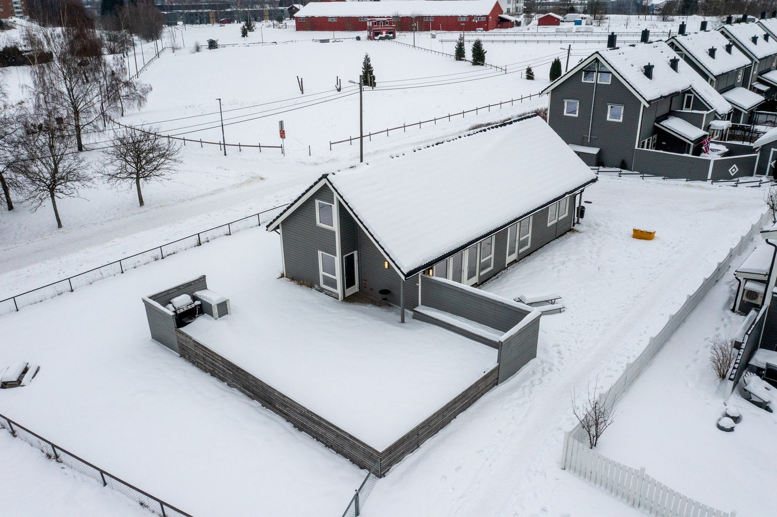 Munkebekken har et grendehus til disposisjon for beboere, hvor man kan arrangere selskaper m.m. Galleribilde