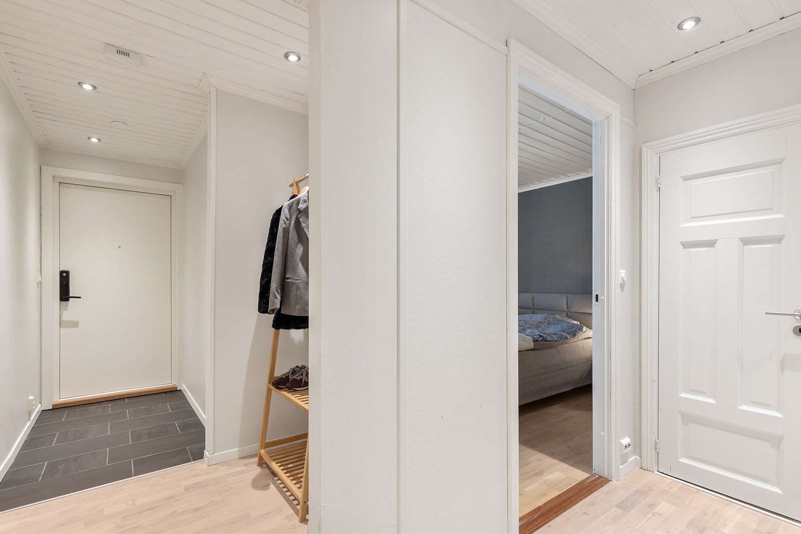 Fra gangen i underetasjen er det adkomst til to soverom, bad og vaskerom. Det er nytt parkettgulv i begge soverommene og i gang nede. Galleribilde