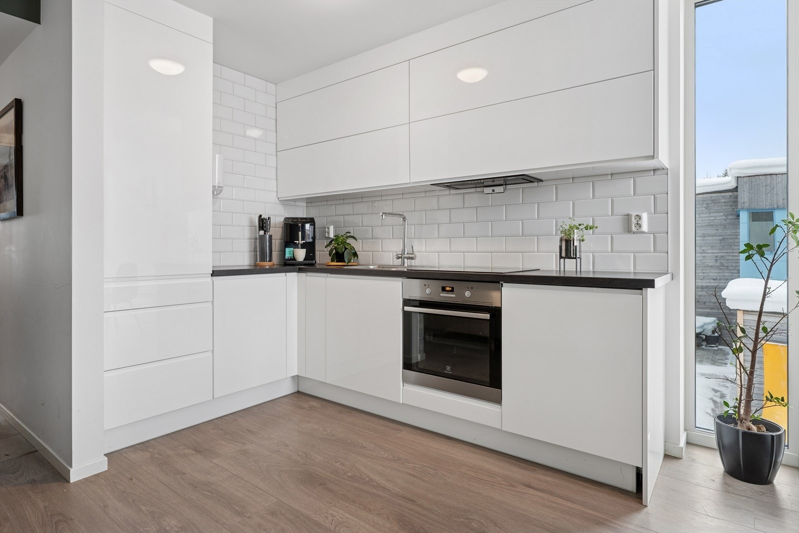 Kjøkkeninnredning med glatte fronter og laminert benkeplate Galleribilde