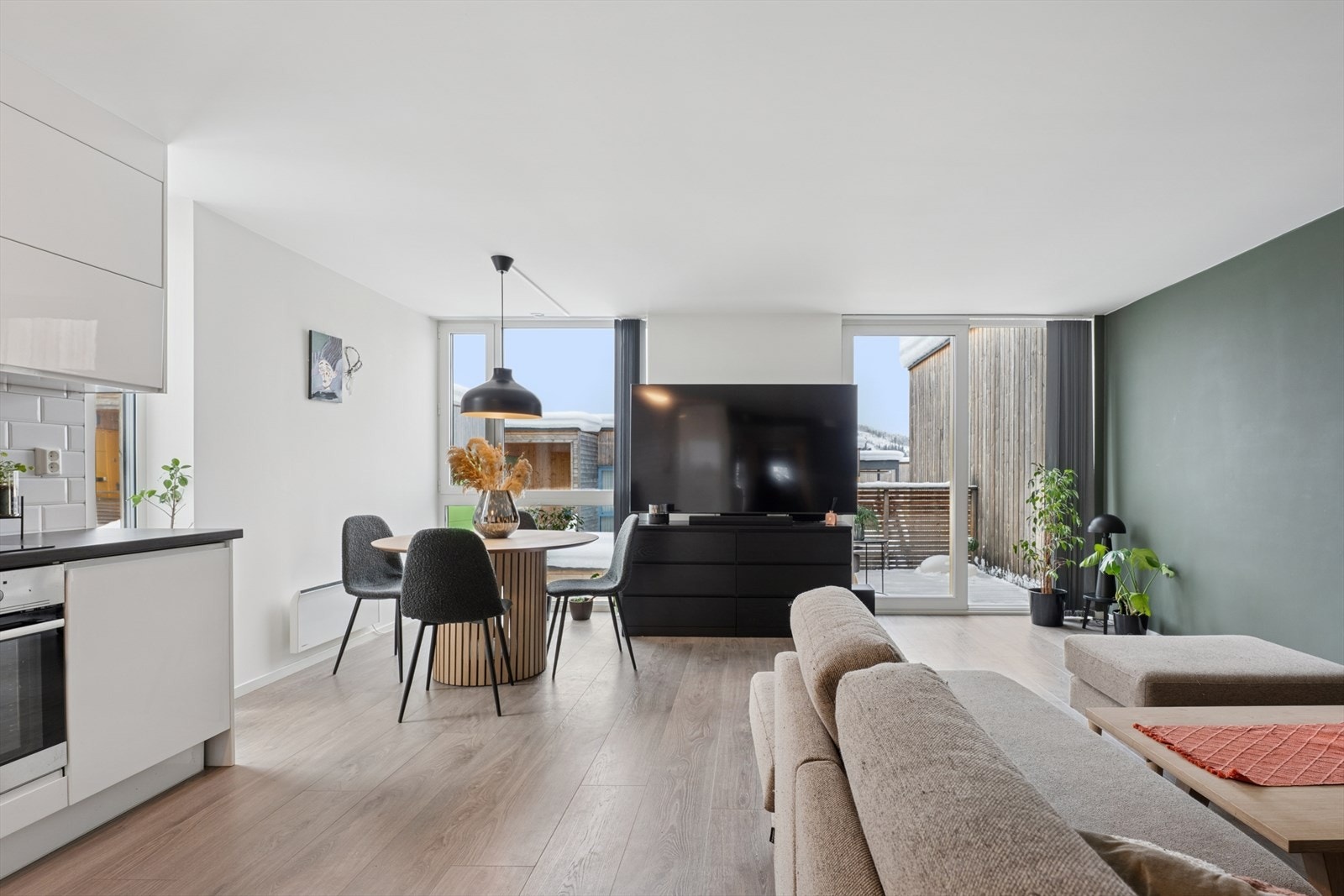 Stue og kjøkken i åpen løsning Galleribilde