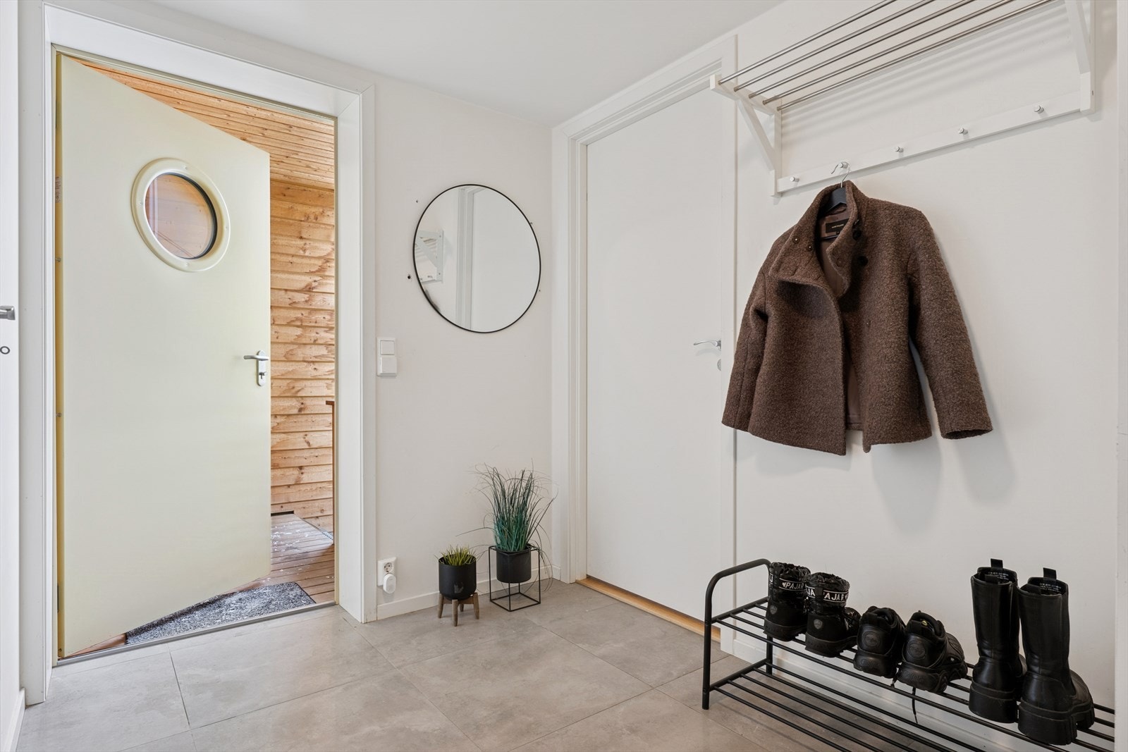 Entré med varme i gulvet og god plass til yttertøy Galleribilde