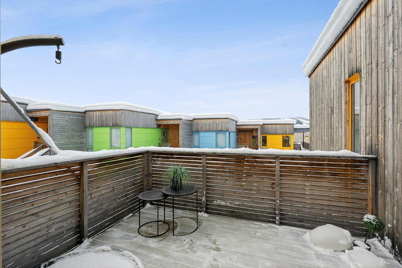 Fra stua er det utgang til en solrik terrasse Galleribilde