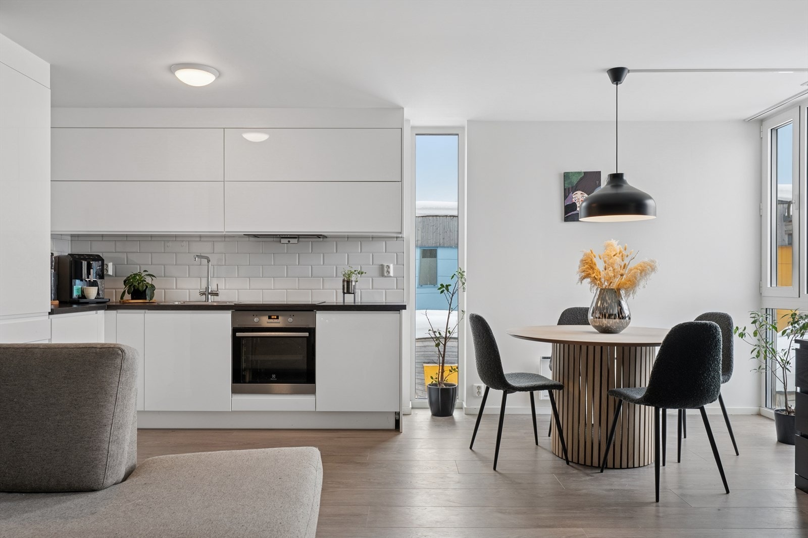 Kjøkkenet er utstyrt med integrert komfyr, koketopp, kjøleskap og oppvaskmaskin. Galleribilde