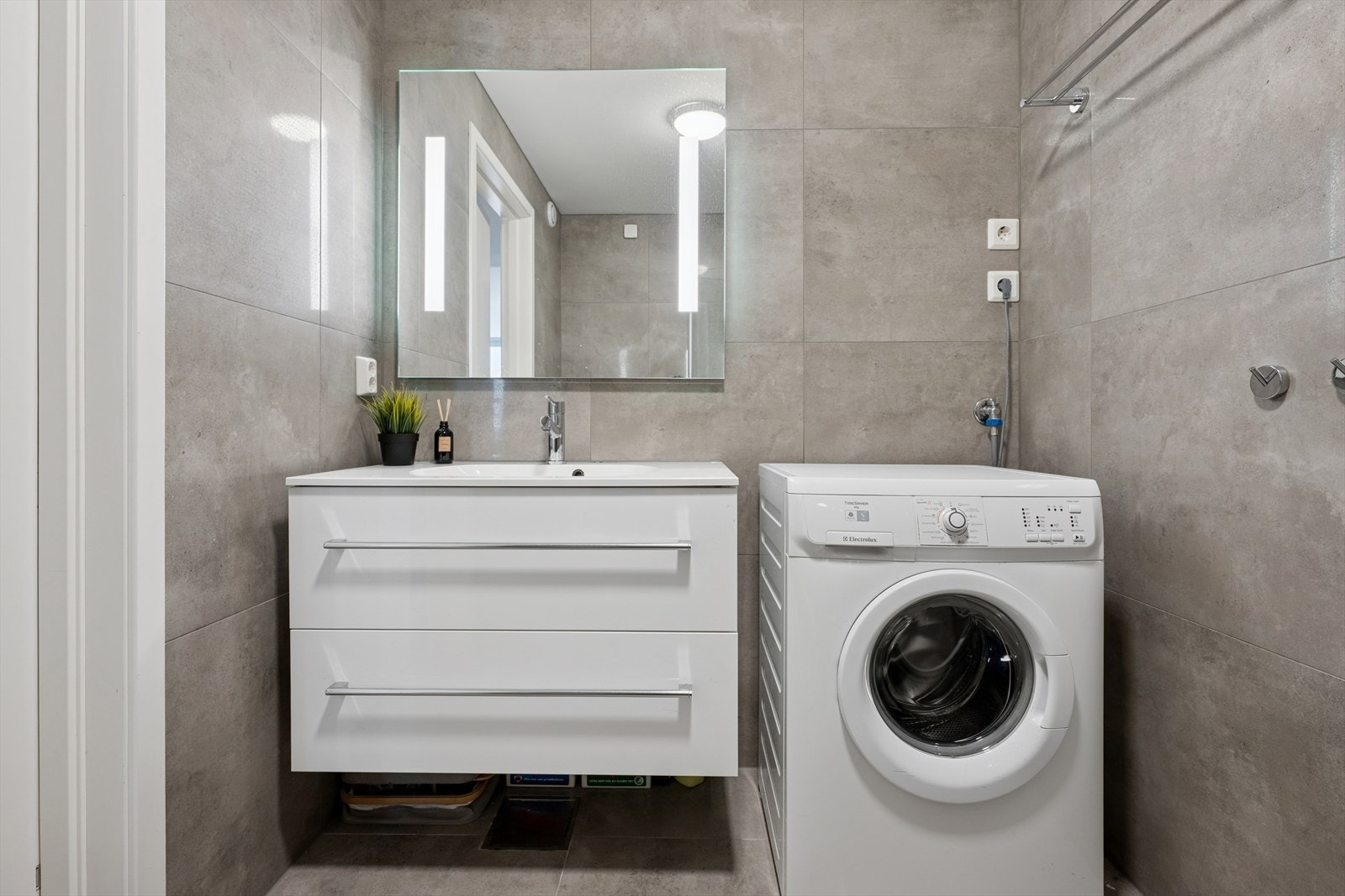 Baderomsinnredning med servant og underskap Galleribilde