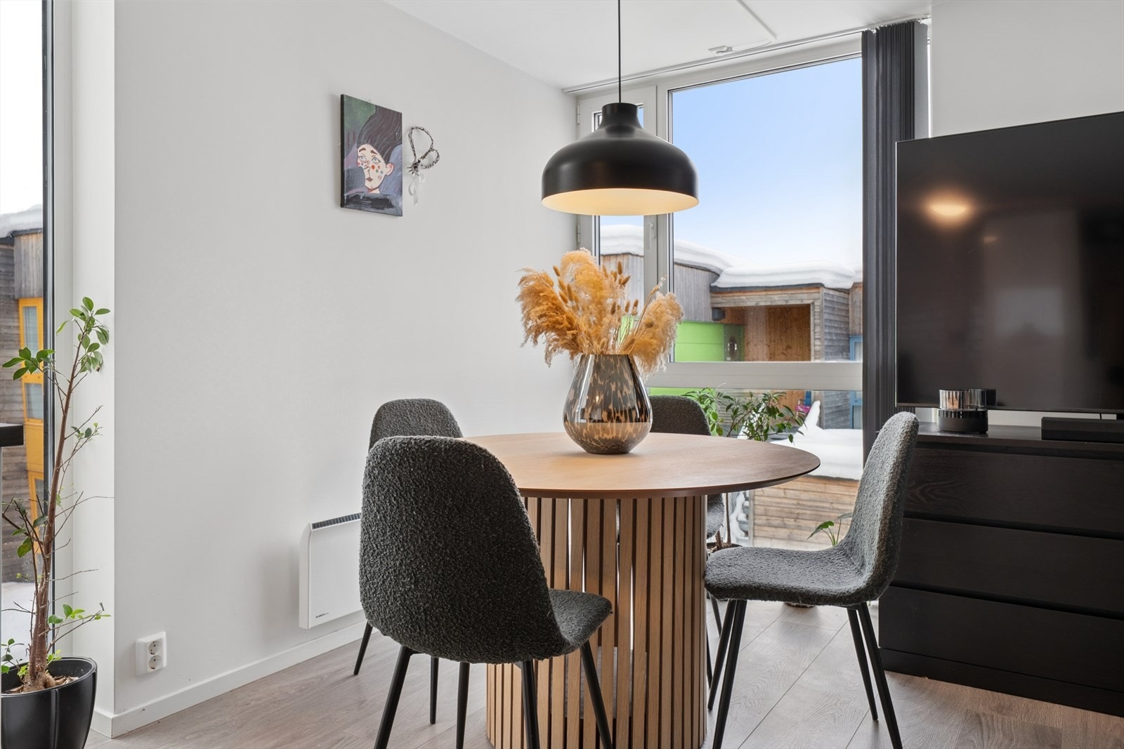 Store vindusflater som gir rikelig med lys Galleribilde