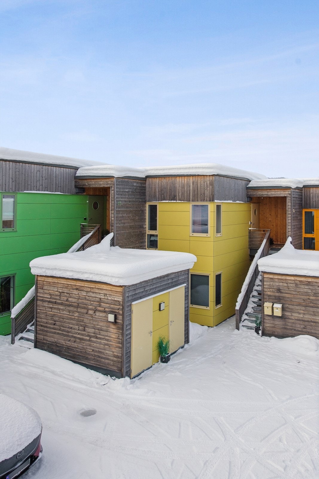 Parkeringsplass og bod på 5 m² ved inngangspartiet. Galleribilde